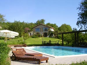 Yoga in summer with accommodation with pool in Italy